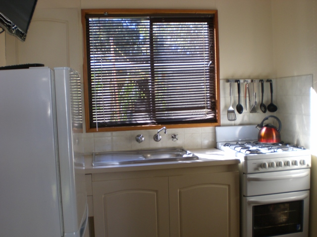 Cabin_30_Kitchen_(640x480)