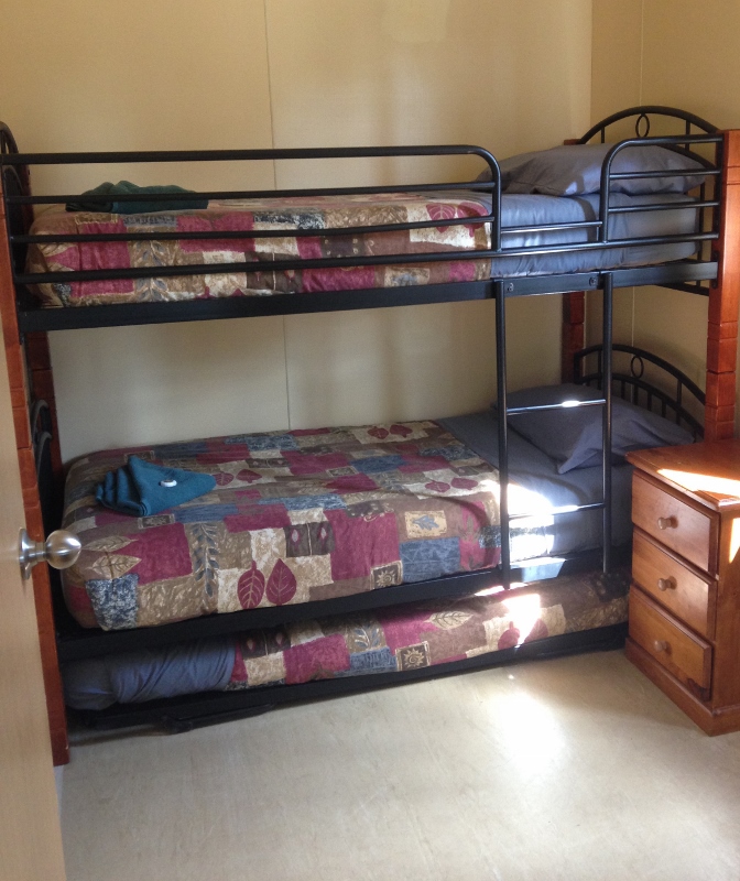 Cabin_4_Bunk_bed_room_(672x800)